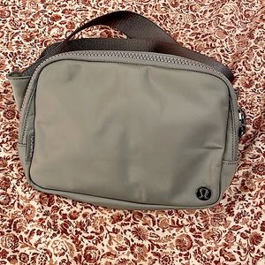 Lululemon Everywhere Belt Bag Large 2L in seal grey
